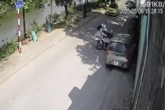 Mở cửa ô tô thiếu quan sát làm một phụ nữ tử vong