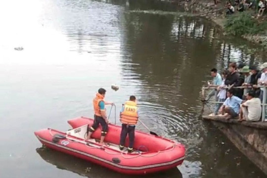 Tìm kiếm người đàn ông rơi xuống sông mất tích