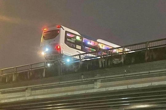Xe khách nằm ngang trên đường vành đai 3, hàng chục người được giải cứu