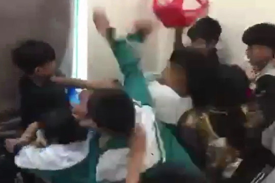 Công an vào cuộc vụ học sinh lớp 8 bị "đánh hội đồng" giữa lớp học