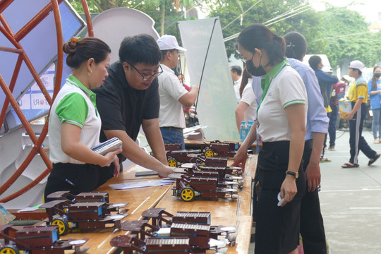Stem Robot Challenge: Rèn luyện kỹ năng cho học sinh ở thế kỷ 21