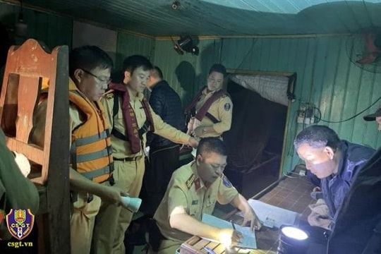 Bắt tàu hút cát trái phép trên sông Hồng