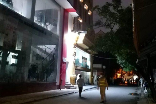 Bé gái 5 tuổi nghi rơi từ nhà cao tầng xuống đất tử vong
