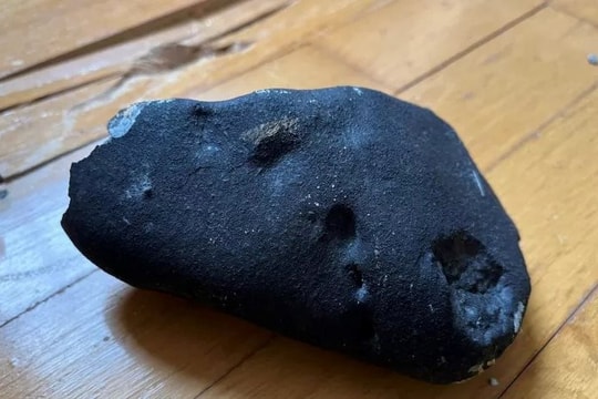 Thiên thạch đâm xuyên mái nhà ở Mỹ