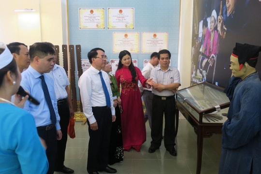 Trưng bày “Di sản Văn hóa tiêu biểu dân tộc Mường tỉnh Hòa Bình”