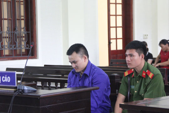 Dùng búa đinh đánh vào đầu bạn để trả thù