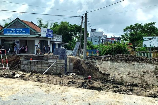 Thi công cầu dân sinh, một nữ công nhân bị vùi lấp