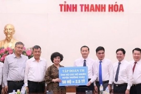 Công ty CP Tập đoàn TH ủng hộ 2,5 tỷ đồng cho các hộ nghèo huyện Thường Xuân