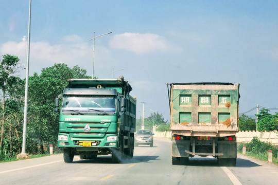 Quảng Ninh: Xe tải chở đầy đất, đá "tung hoành" trên Quốc lộ 279