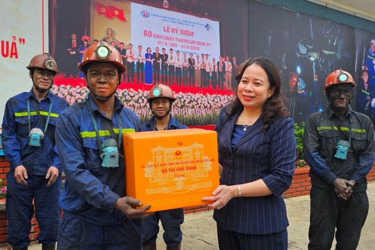 Phó Chủ tịch nước thăm, tặng quà công nhân ngành than Quảng Ninh