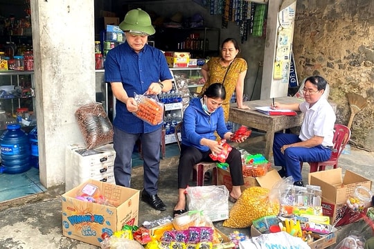 Nghệ An: Kiểm tra hàng hóa, vệ sinh an toàn thực phẩm ở các ki ốt bán hàng