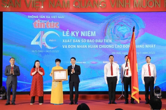 Báo Tin tức đón nhận Huân chương Lao động hạng Nhất nhân 40 năm thành lập