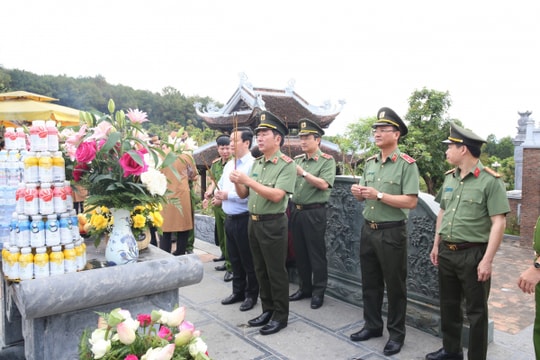 Thứ trưởng Trần Quốc Tỏ dâng hương tại Khu di tích Kim Liên