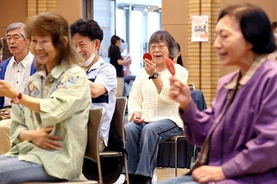 Nhật Bản: Học mỉm cười khi xã hội bắt đầu không đeo khẩu trang