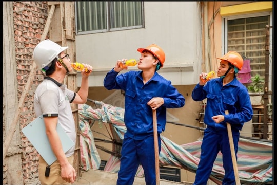Nắng nóng làm mất sức khi lao động ngoài trời
