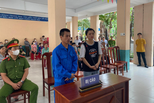 Cặp vợ chồng đi xe máy “làm xiếc" trên đèo Hải Vân lĩnh án