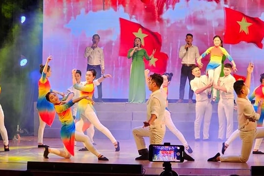 Khai mạc Liên hoan Tiếng hát Làng Sen 2023