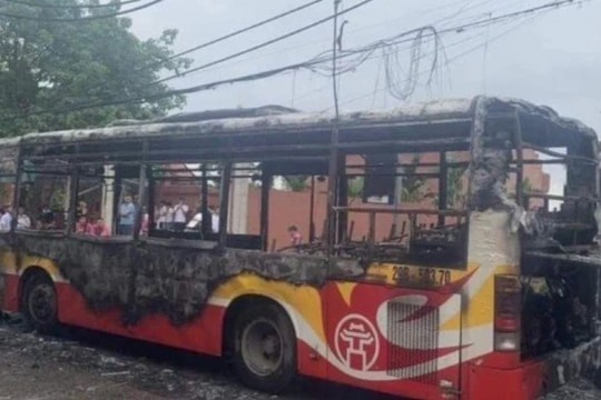 Hà Nội: Xe buýt bốc cháy khiến hành khách tháo chạy
