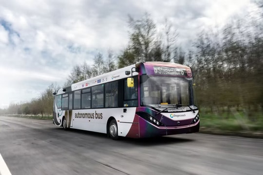 Anh triển khai dịch vụ xe bus công cộng tự lái đầu tiên trên thế giới
