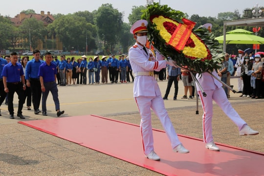 Đoàn Khối các cơ quan Trung ương vào Lăng viếng Chủ tịch Hồ Chí Minh