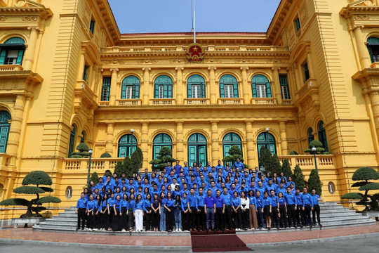 Đoàn Khối các cơ quan Trung ương vào Lăng viếng Chủ tịch Hồ Chí Minh