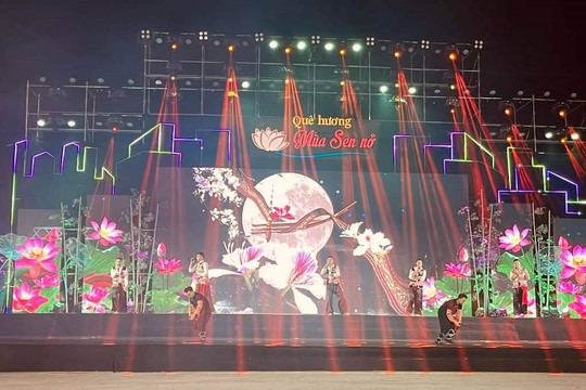 Nghệ An: Nhiều sắc màu tại Lễ hội “Quê hương mùa sen nở”