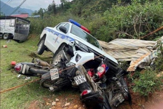 Xe CSGT đâm liên hoàn nhiều phương tiện