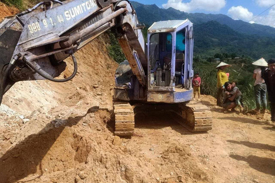 Bất cẩn khi điều khiển máy múc thi công đường khiến bé trai 8 tuổi tử vong