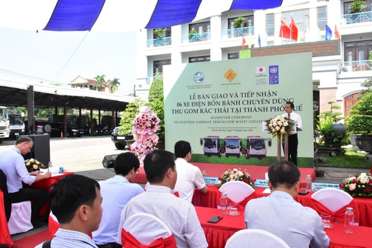 TT-Huế: Tiếp nhận 6 xe điện bốn bánh thu gom rác thải