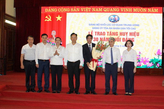 Đảng ủy TANDTC trao Huy hiệu 30 năm tuổi Đảng