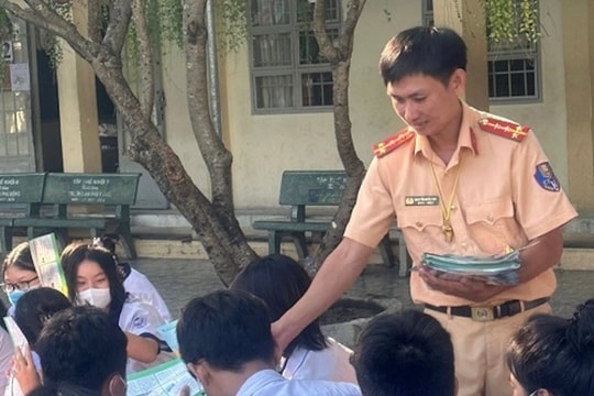 Tuyên truyền giao thông cho giáo viên, học sinh, công nhân