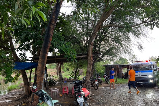 Uống trà dưới gốc cây, một người bị sét đánh tử vong