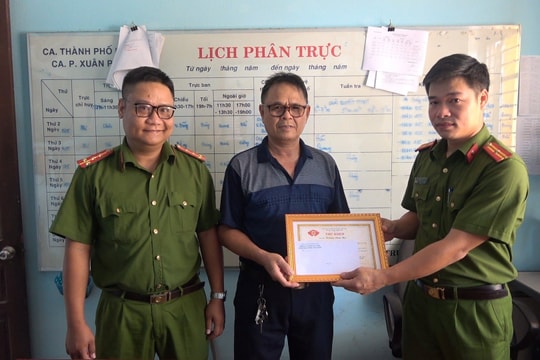 Tặng thư khen cho người dân trả lại đồ nhặt được cho người đánh rơi