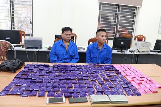 Sơn La: Bắt giữ đối tượng vận chuyển 02 bánh heroin và 48 nghìn viên ma túy