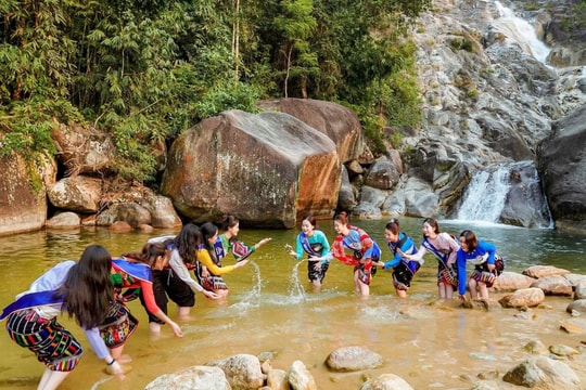 Chung kết cuộc thi "Người đẹp Châu Lang" tại danh thắng thác Ma Hao