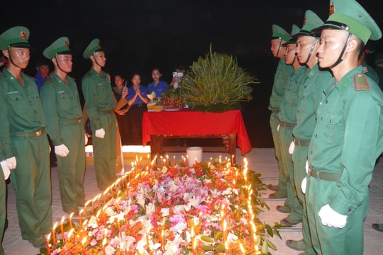 Hàng ngàn hoa đăng lung linh trên dòng sông Long Khốt