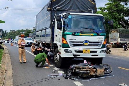 Va chạm với xe tải, một công an viên tử vong
