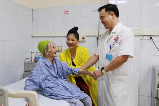 Thay khớp háng nhân tạo cho cụ bà 107 tuổi ở bệnh viện tuyến tỉnh