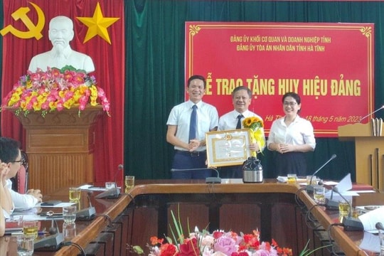 Trao tặng Huy hiệu 30 năm tuổi Đảng cho Phó Chánh án TAND tỉnh Hà Tĩnh
