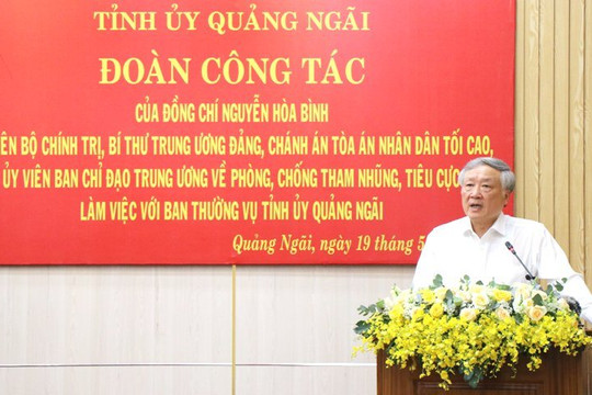 Đồng chí Nguyễn Hòa Bình làm việc với Ban Thường vụ Tỉnh ủy Quảng Ngãi