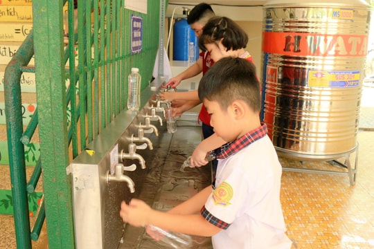 Mang nước sạch đến cho học sinh ngoại thành