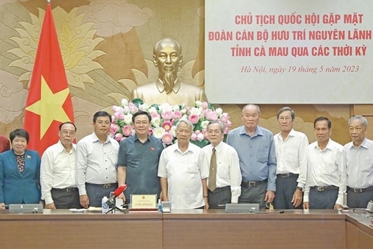 Chủ tịch Quốc hội Vương Đình Huệ gặp mặt nguyên lãnh đạo tỉnh Cà Mau