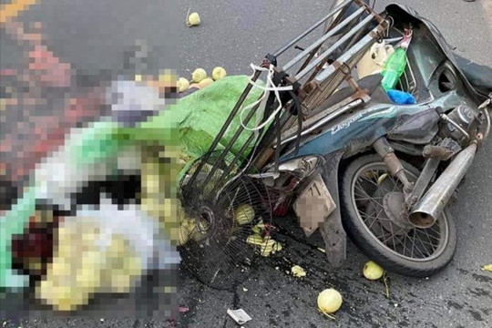 Người phụ nữ chở hoa quả tử vong tại chỗ sau va chạm với xe tải