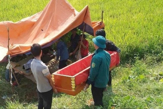 Lật máy gặt lúa, người đàn ông tử vong tại chỗ