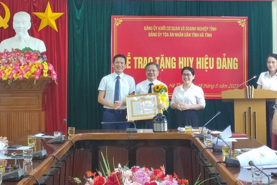 Trao tặng Huy hiệu 30 năm tuổi Đảng cho Phó Chánh án TAND tỉnh Hà Tĩnh