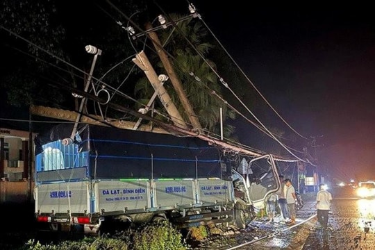 Hơn 8.600 hộ dân mất điện do ô tô đâm gãy trụ điện