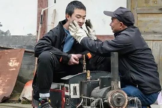 Thương con trai mắc chứng tự kỷ, người cha dành 8 năm để chế tạo tàu hỏa cho con