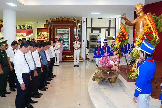 TT-Huế: Dâng hoa nhân kỷ niệm 133 năm Ngày sinh Chủ tịch Hồ Chí Minh