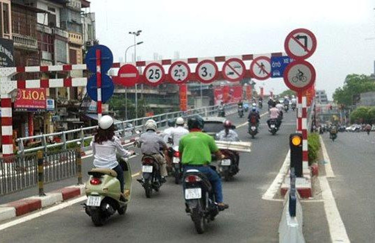Thay đổi quy định lắp đặt biển báo hạn chế trọng lượng xe qua cầu đường bộ