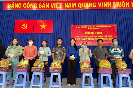 Chi đoàn TAND huyện Cần Giờ, TP.HCM tặng quà gia đình chính sách
